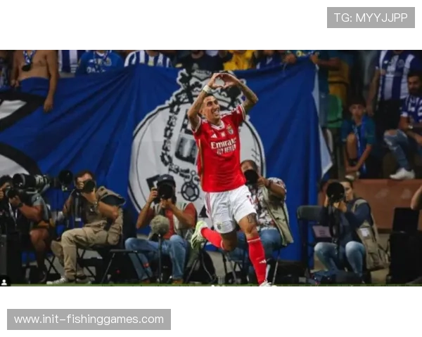 斯特拉斯堡小将破门后比心致敬患病球迷